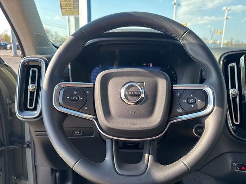 Used 2025 Volvo XC40 B5 Plus AWD/4WD image 19