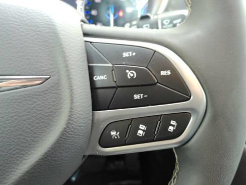 Used 2025 Chrysler Pacifica Select FWD image 43