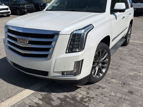 Used 2018 Cadillac Escalade Luxury RWD image 2