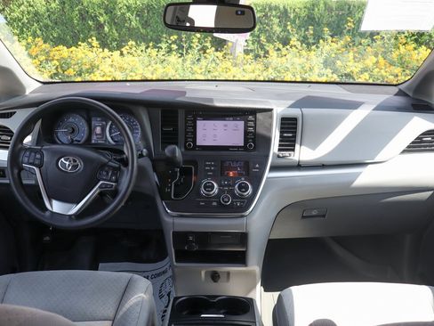Used 2019 Toyota Sienna LE image 27