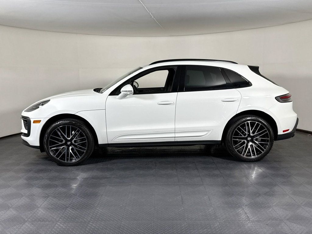 Certified 2025 Porsche Macan AWD/4WD image 2