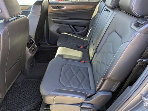 Used 2024 Volkswagen Atlas SE image 28