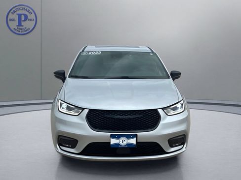 Used 2023 Chrysler Pacifica Limited w/ Uconnect Theater Family Group FWD image 2