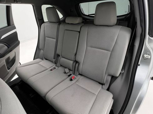 Used 2019 Toyota Highlander LE AWD/4WD image 15