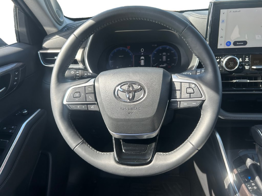 Used 2025 Toyota Highlander Limited AWD/4WD image 17