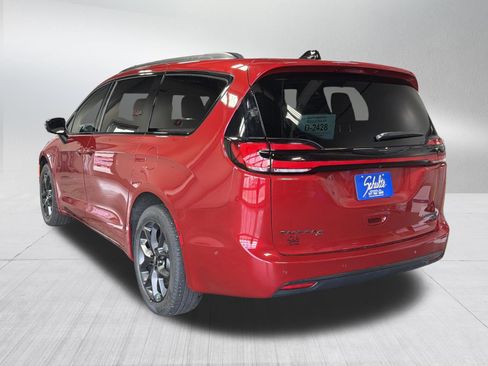 Used 2025 Chrysler Pacifica Limited AWD/4WD image 5