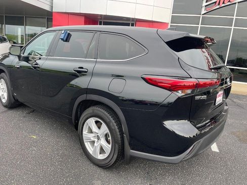 Used 2021 Toyota Highlander LE AWD/4WD image 4