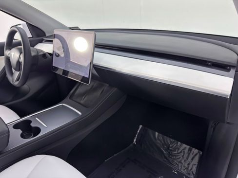 Used 2021 Tesla Model Y Long Range image 15