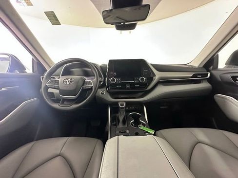 Used 2023 Toyota Highlander XLE AWD/4WD image 19