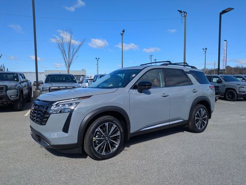 New 2026 Nissan Pathfinder Platinum FWD image 8