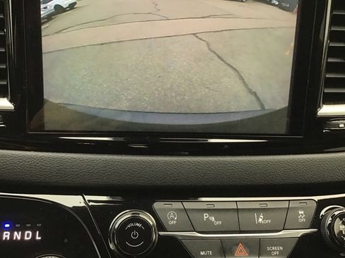Used 2023 Chrysler Pacifica Touring-L FWD image 9