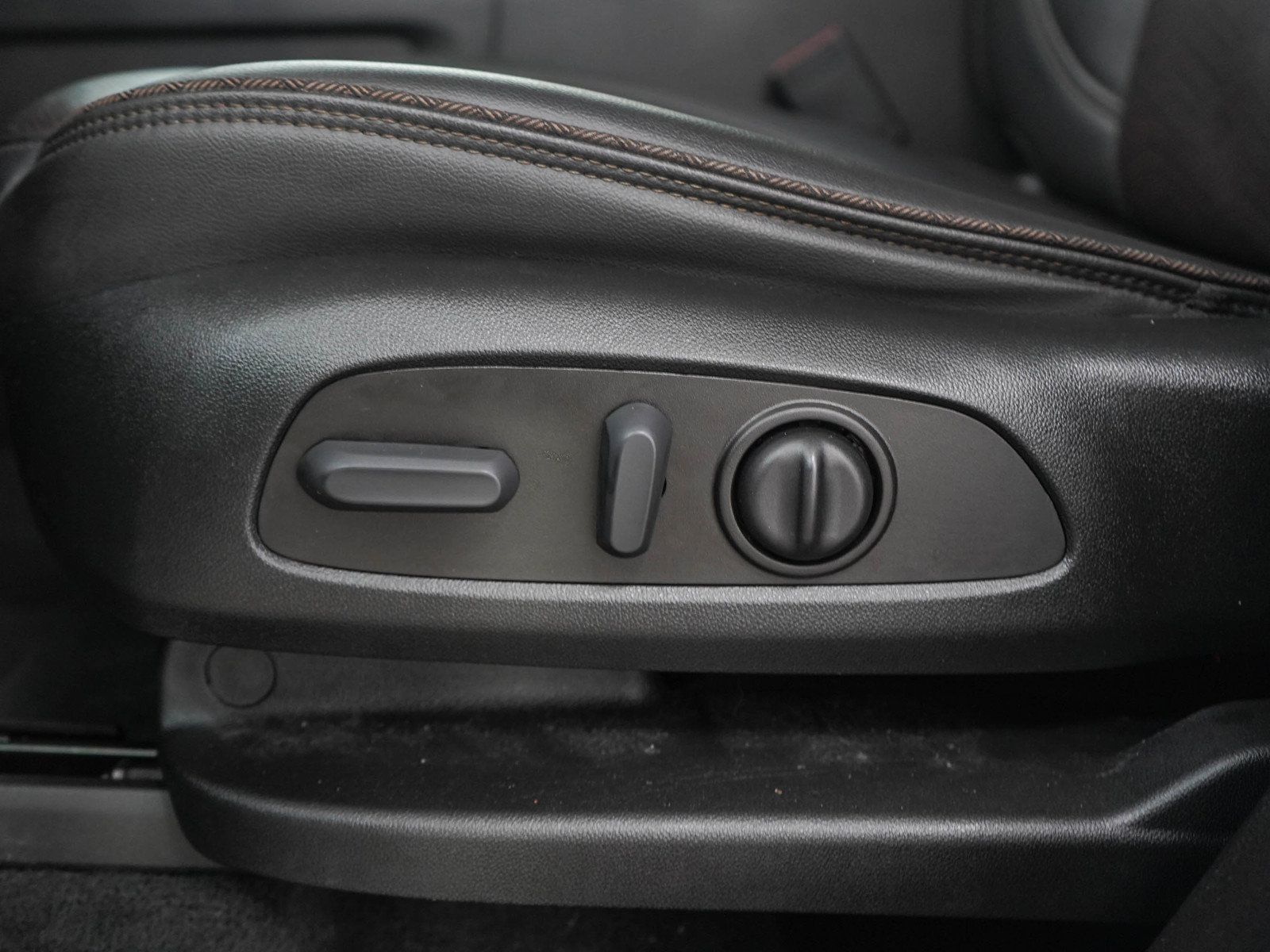 Used 2023 Chevrolet Traverse High Country w/ LPO, Floor Liner Package AWD/4WD image 30