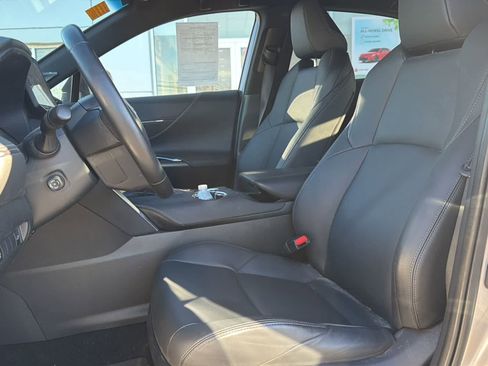 Used 2023 Toyota Venza XLE image 13