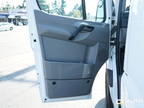 Used 2014 Mercedes-Benz Sprinter 2500 image 9