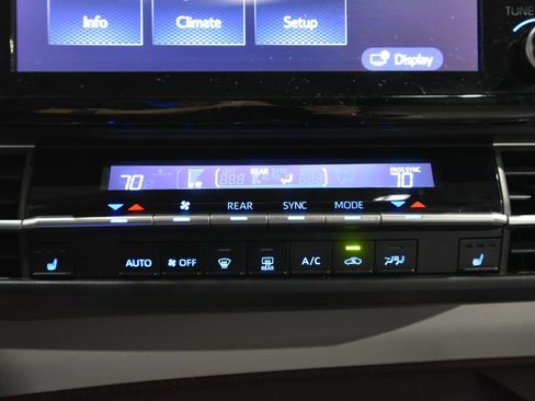 Used 2022 Toyota Sienna XLE image 28