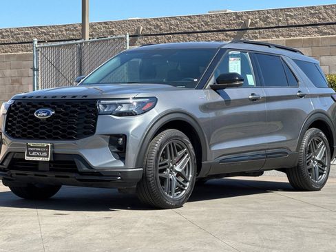 Used 2025 Ford Explorer ST-Line w/ ST-Line Street Pack AWD/4WD image 8