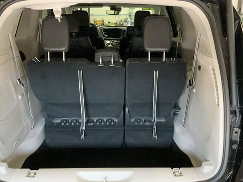 Used 2023 Chrysler Pacifica Touring-L w/ Uconnect Theater Family Group AWD/4WD image 14