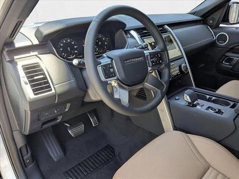 New 2025 Land Rover Discovery Dynamic SE image 3