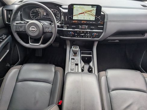 Used 2024 Nissan Pathfinder SL w/ Black Appearance Package FWD image 9