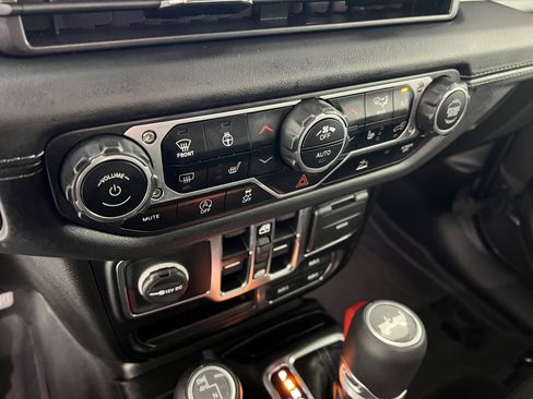 Used 2025 Jeep Wrangler Unlimited Sahara AWD/4WD image 32