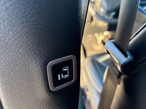 Used 2025 Chrysler Pacifica Select FWD image 18
