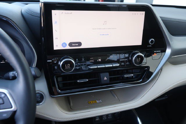 Used 2024 Toyota Highlander Platinum FWD image 18