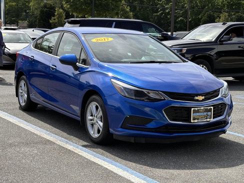 Used 2017 Chevrolet Cruze LT w/ Convenience Package FWD image 5