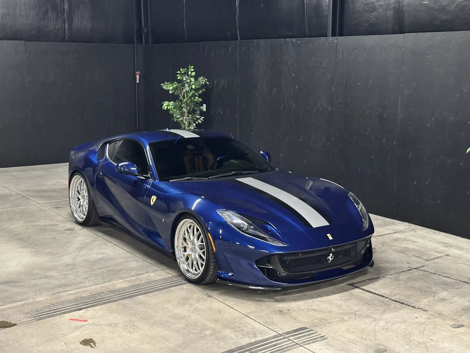 Used 2018 Ferrari 812 Superfast RWD image 9