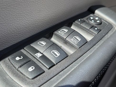 Used 2023 Chrysler Pacifica Touring-L FWD image 16