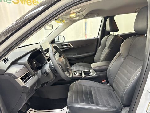 Used 2023 Mitsubishi Outlander SE image 12