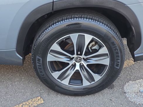 Used 2023 Toyota Highlander XLE image 41