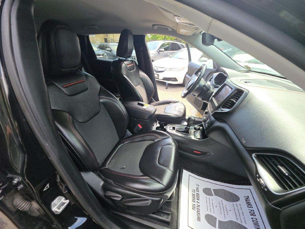 Used 2019 Jeep Cherokee Trailhawk AWD/4WD image 9