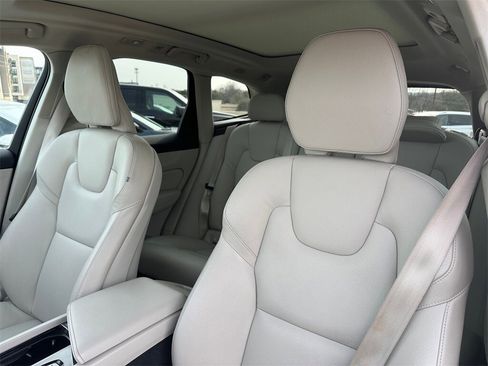 Used 2023 Volvo XC60 T8 Plus image 9
