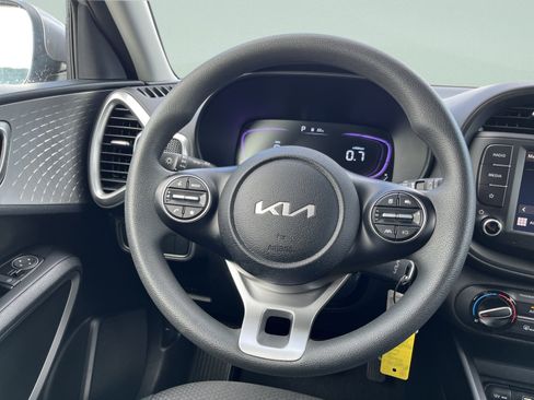 Used 2025 Kia Soul LX w/ LX Technology Package FWD image 26