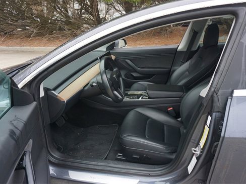 Used 2018 Tesla Model 3 Mid Range image 2