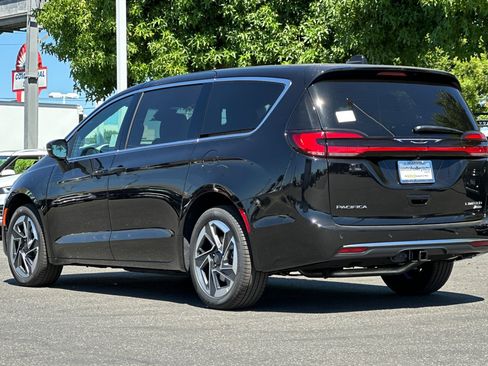New 2027 Chrysler Pacifica Limited w/ Family Tech Group AWD/4WD image 6