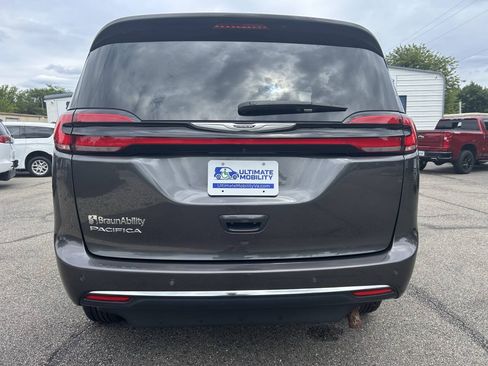 Used 2023 Chrysler Pacifica Touring-L FWD image 9
