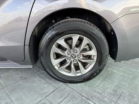 Used 2024 Toyota Sienna LE image 3