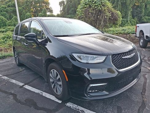 Used 2024 Chrysler Pacifica Limited FWD image 3