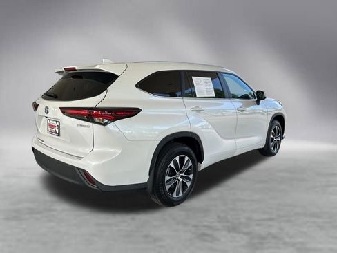 Used 2024 Toyota Highlander XLE AWD/4WD image 4
