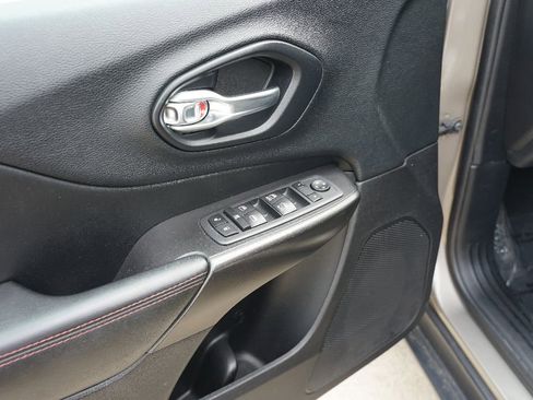 Used 2020 Jeep Cherokee Trailhawk w/ Cold Weather Group AWD/4WD image 9