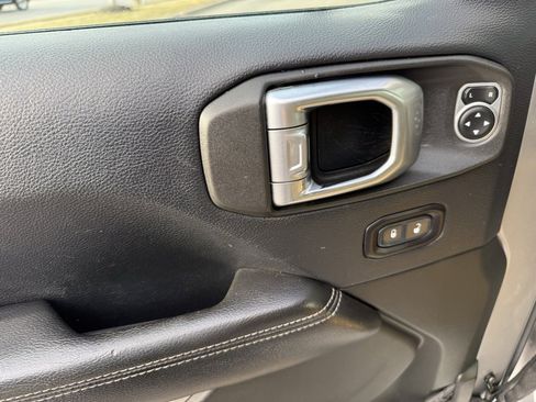 Used 2018 Jeep Wrangler Unlimited Sahara image 17