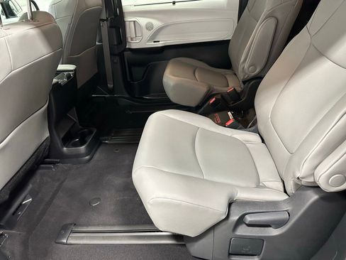 Used 2025 Toyota Sienna XLE image 49