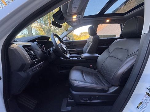 Used 2024 Nissan Pathfinder Platinum w/ Cargo Package image 33