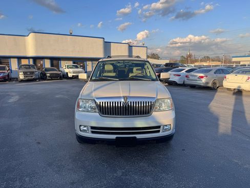 Used 2005 Lincoln Navigator 2WD image 2