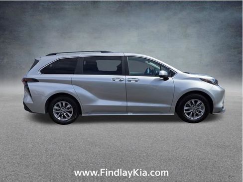 Used 2024 Toyota Sienna XLE image 5