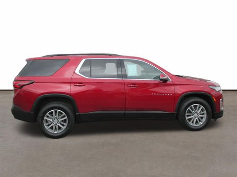 Used 2023 Chevrolet Traverse LT image 2