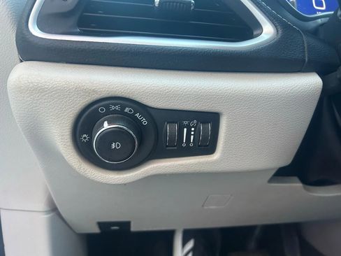 Used 2021 Chrysler Pacifica Touring-L image 16