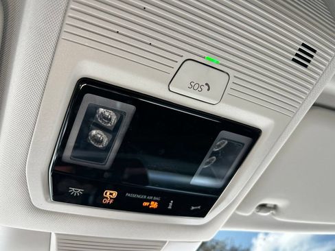 Certified 2025 Volkswagen Tiguan SE FWD image 40