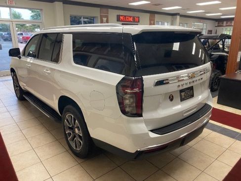 Used 2024 Chevrolet Suburban LT w/ Luxury Package AWD/4WD image 2